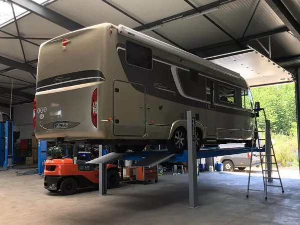 bus sur pont elevateur